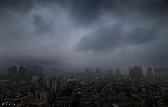 男子梦见瓢泼大雨，醒来后发现自己躺在地上，面前还站着一个女人