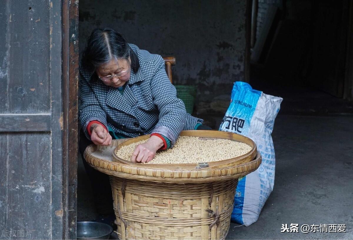 3岁女儿每晚哭父亲嫌闹睡客厅，半夜梦见女儿去世，扒门一看愣了